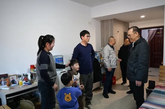 公司領(lǐng)導(dǎo)受李玉田董事長(zhǎng)委托并代表董事長(zhǎng)慰問(wèn)節(jié)日期間堅(jiān)守崗位的一線員工